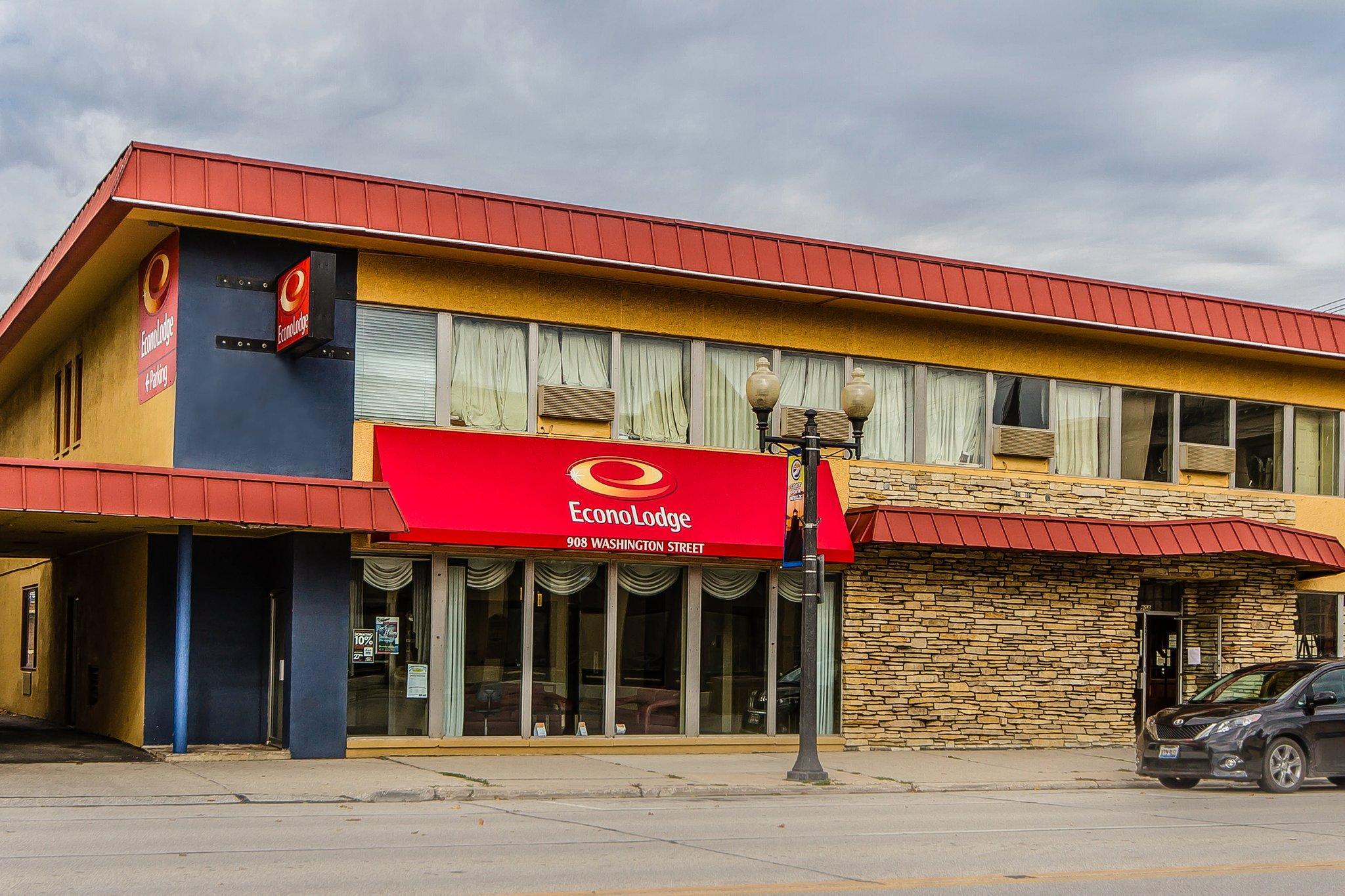 Days Inn By Wyndham Manitowoc Exterior photo